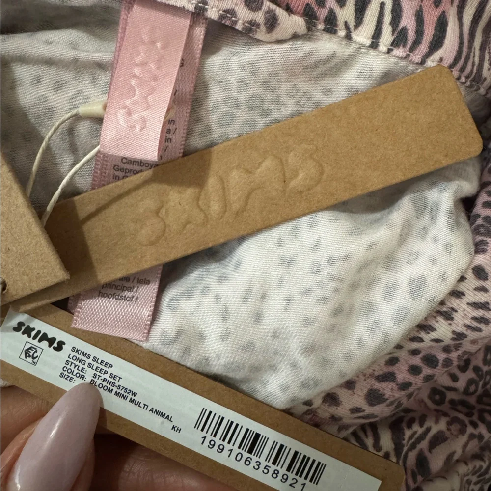 SKIMS Pajama Long Sleeve Button Up Set - Picture 2 of 8